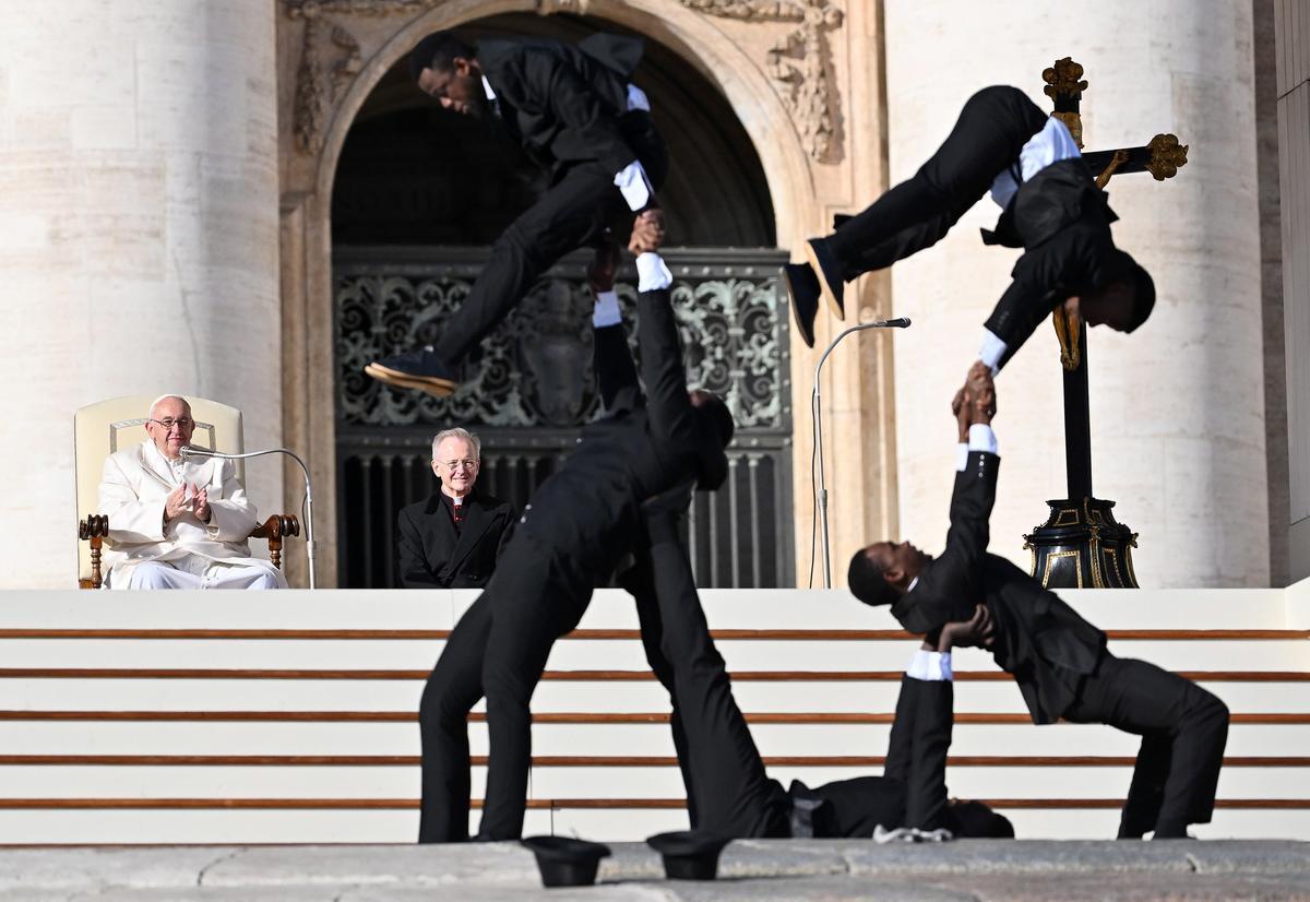 Un circo de Kenia actúa para el papa Francisco