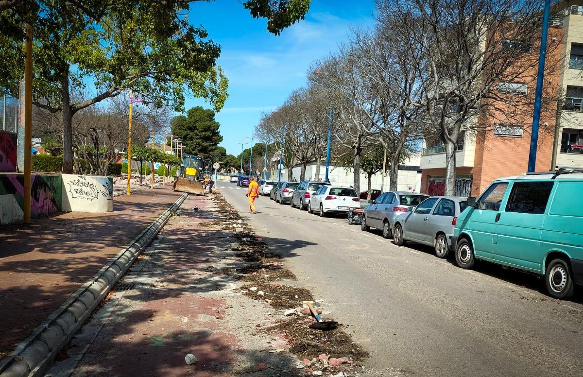 Eliminación del carril bici en la parte izquierda de Reina Sofía para ganar plazas de aparcamiento.