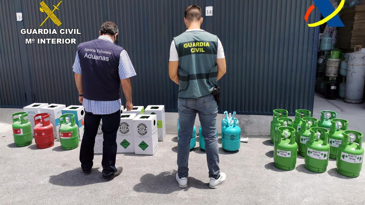 Agentes durante el operativo de la investigación.