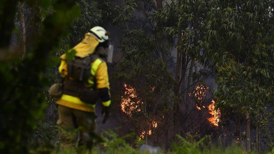 Tareas de extinción en el incendio de Caión que obligó a desalojar a los vecinos de al menos diez viviendas