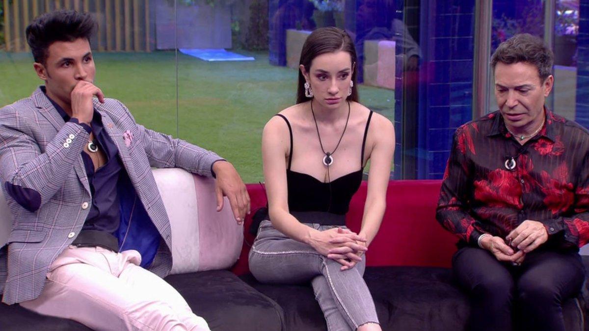 Kiko Jiménez, Adara y el Maestro Joao en el salón de la casa de 'GH VIP 7'