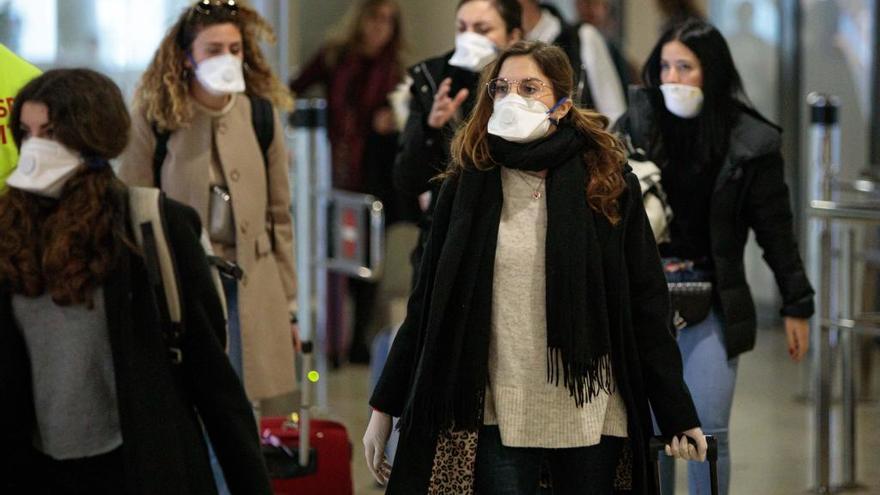 Viajeras procedentes de Italia, ayer, a su llegada al aeropuerto de Manises con mascarillas.