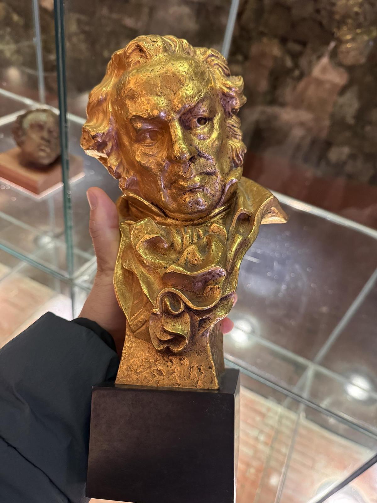 Una de las famosas estatuillas de los Premios Goya