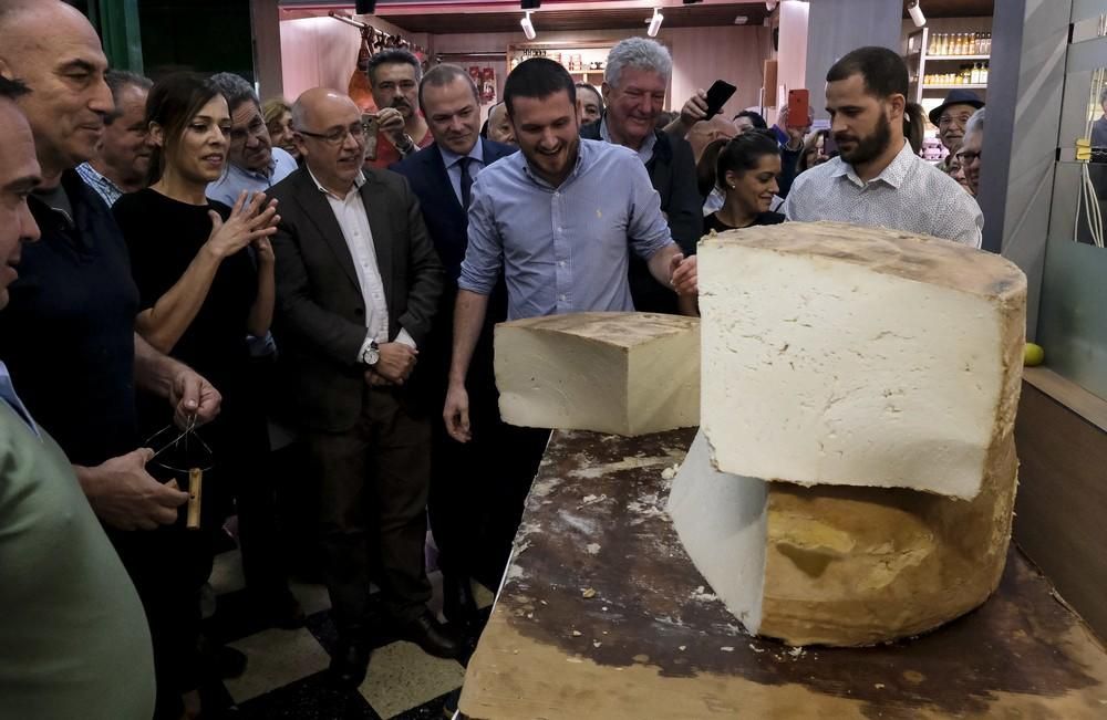 Bolaños corta un queso de su marca de 135 kilos en el Mercado Central