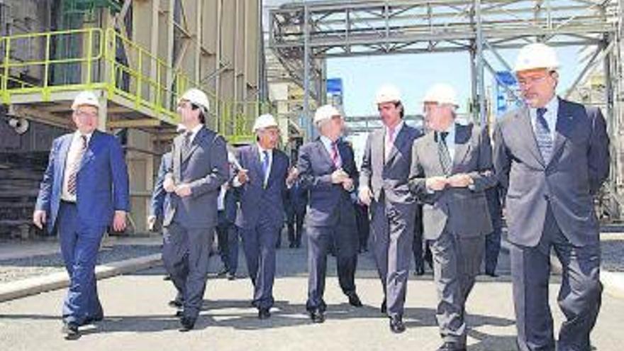 Con Adán Martin, presidente del Gobierno canario (4 i), Luis Soria y José Manuel Soria en la central de Juan Grande.  | | 