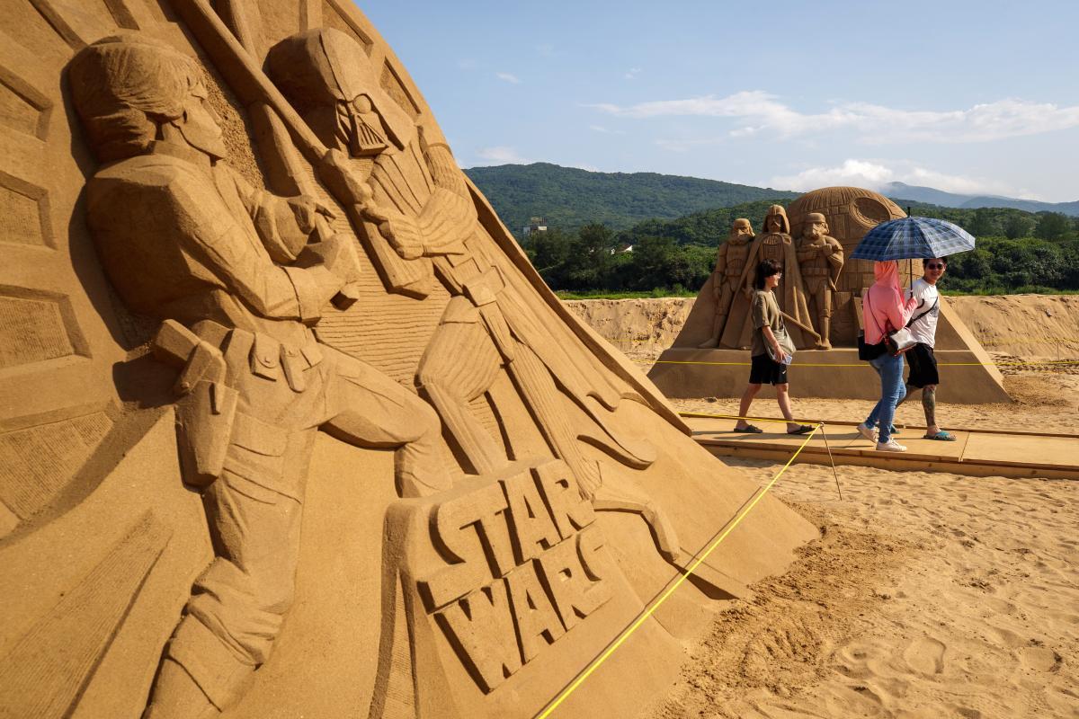 Exposición de esculturas de arena en la playa de Taipéi