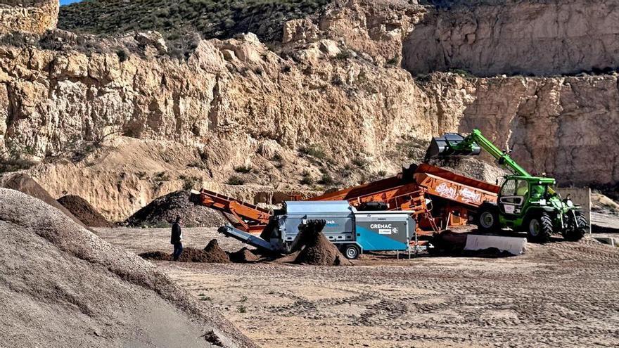 Santa Pola recupera más de 5.000 toneladas de arena para las playas