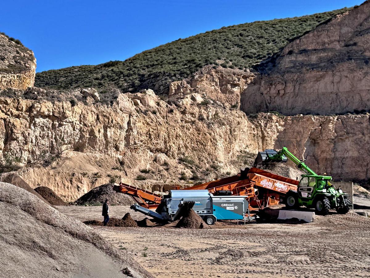 Maquinaria depura la arena en la cantera de Santa Pola
