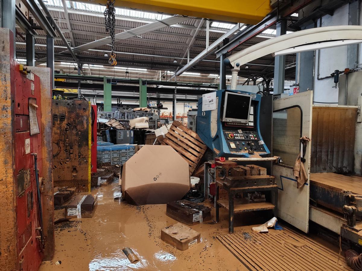 El interior de las instalaciones de Industrias Alegre, afectadas por la Dana.