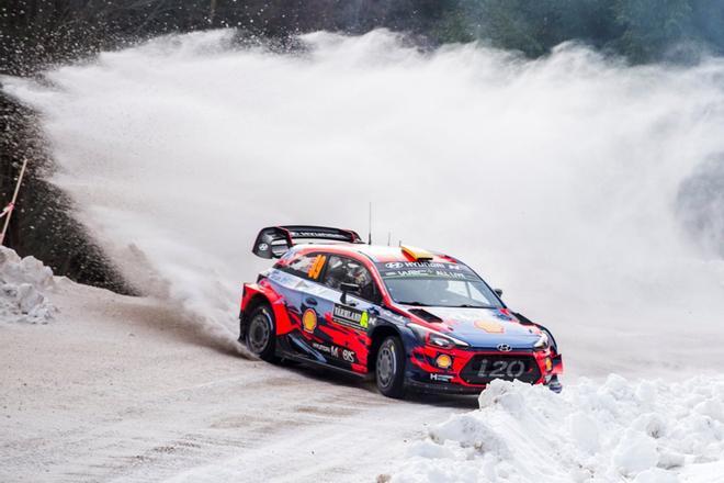 El sueco Marcus Gronholm pilota su Toyota Yaris WRC, durante la etapa prólogo del Rally de Suecia que se disputa en Torsby.