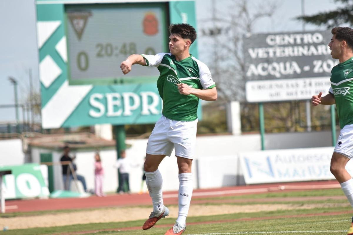 Óscar Muñoz, del Villanovense, celebra su tanto ante el Montijo.