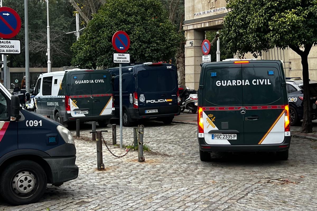 Llegada al Juzgado de los cinco detenidos por la venta de la parcela de Emvisesa