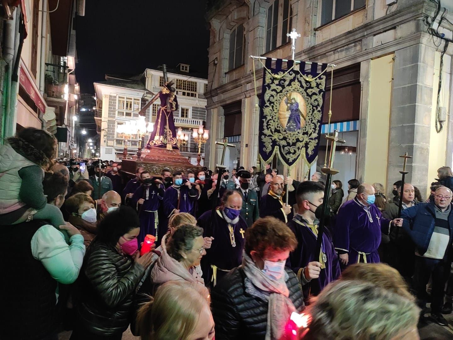 La procesión del Nazareno emociona en Luarca: estas son las imágenes de una cita que llenó las calles