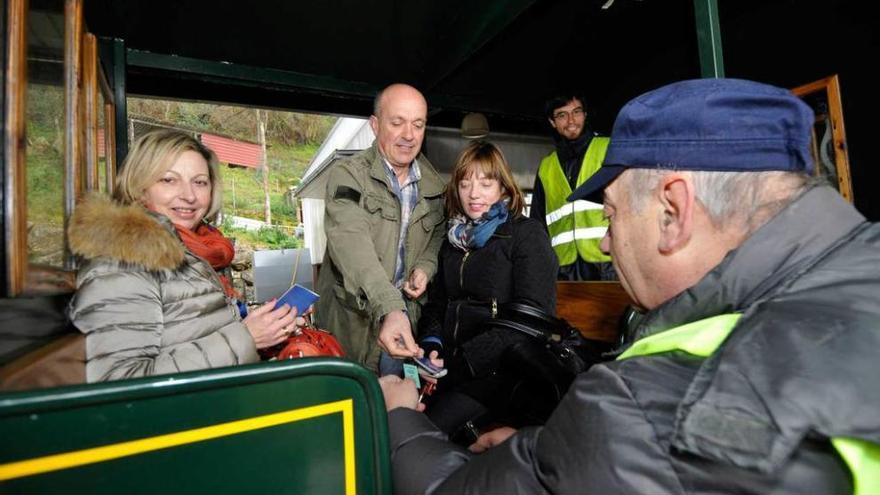 Natalia Iglesias, a la izquierda, junto a sus compañeros, ya montados en el tren.