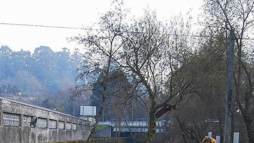 La senda por el río Maceiras, que será ampliada hasta Fortóns. // Faro