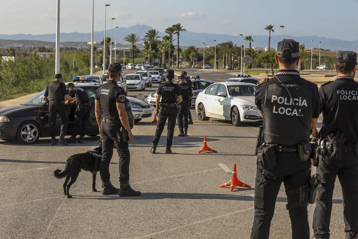 Un control de la Policía Local de Elche en Arenales