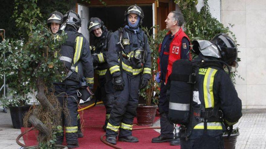 Desalojado un edificio por el incendio de un mesón