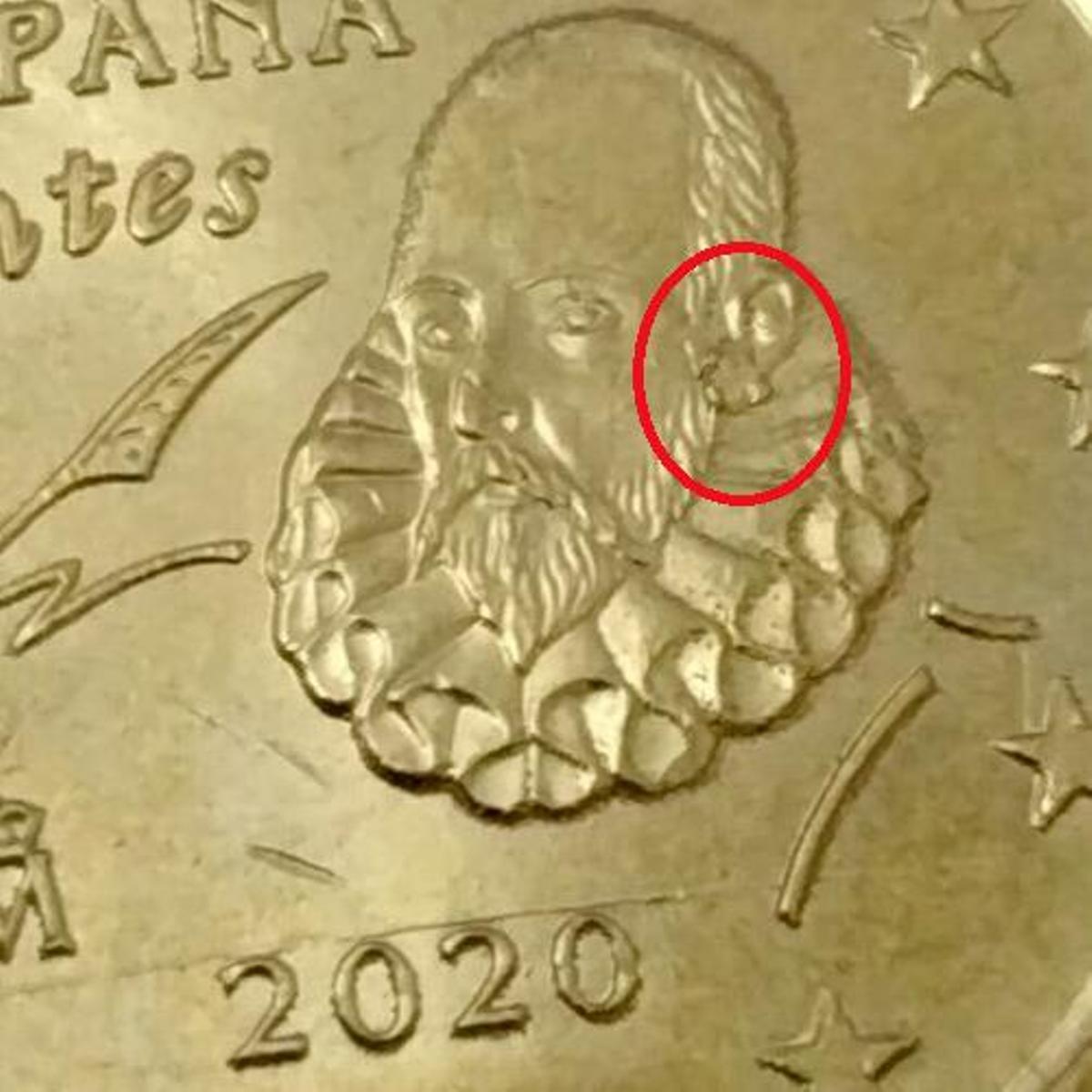 La imagen de Cervantes se presenta, como en muchas otras monedas similares, pero con una diferencia notable.