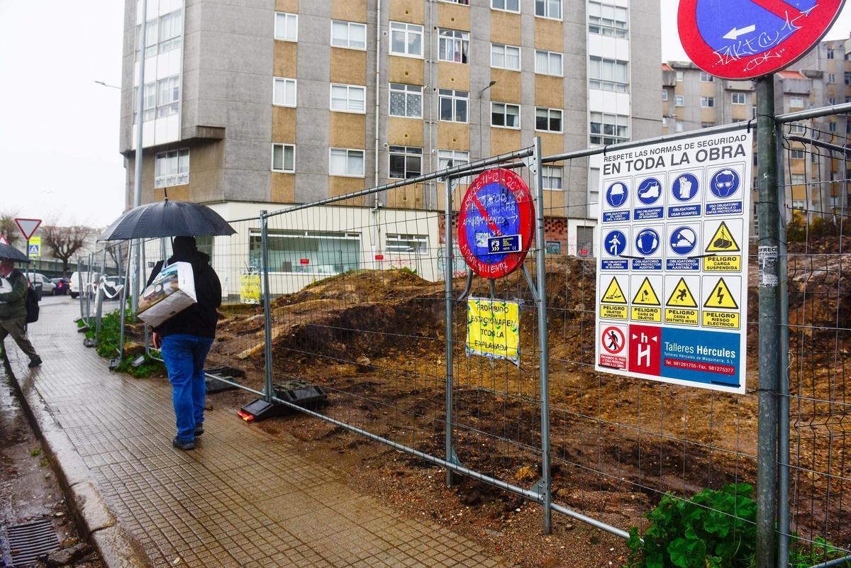 El suelo rocoso paraliza la obra de la nueva plaza de O Castrillón