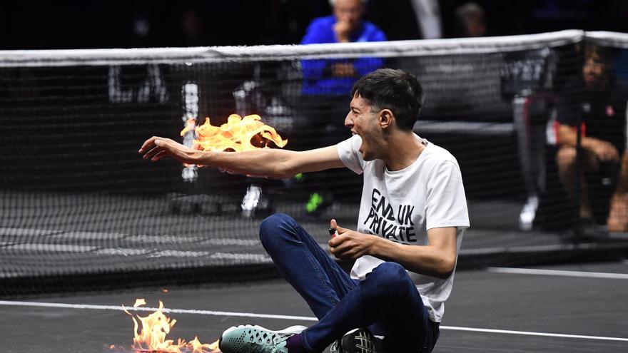 Un espontáneo se quema un brazo sobre la pista de la Laver Cup