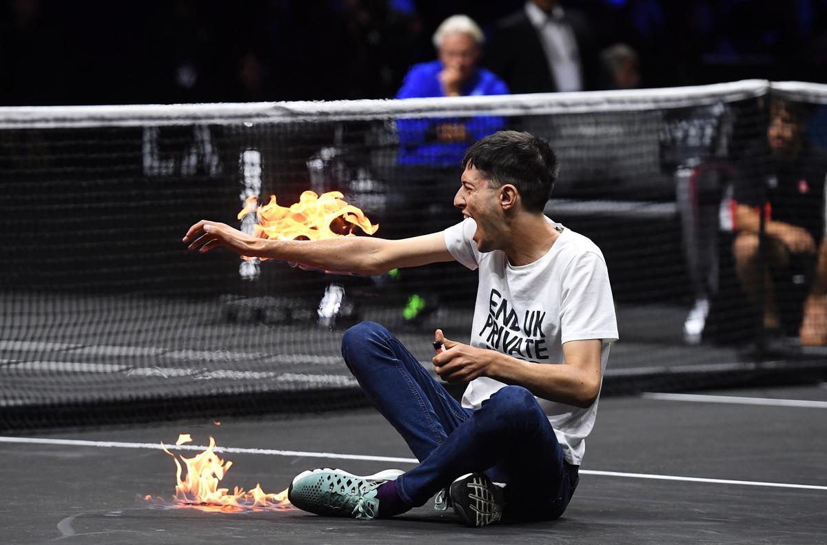 Un espontani es crema un braç sobre la pista de la Laver Cup Un espontani es crema un braç sobre la pista de la Laver Cup