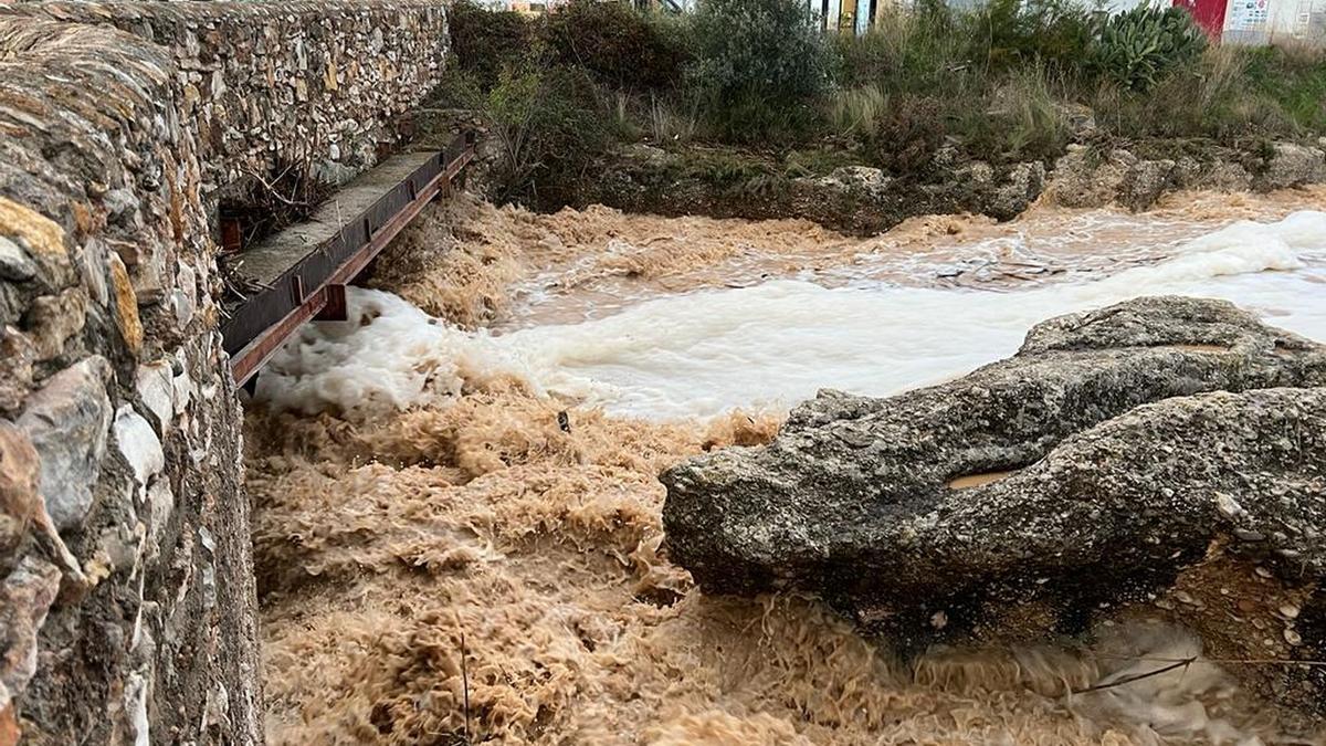 El riu Cérvol se desboró ayer a su paso por Vinaròs.