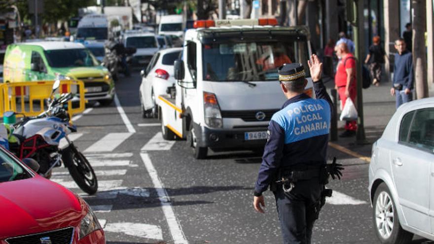 Un agente controla el tráfico, en la zona de la plaza de España, en Santa Cruz de Tenerife.