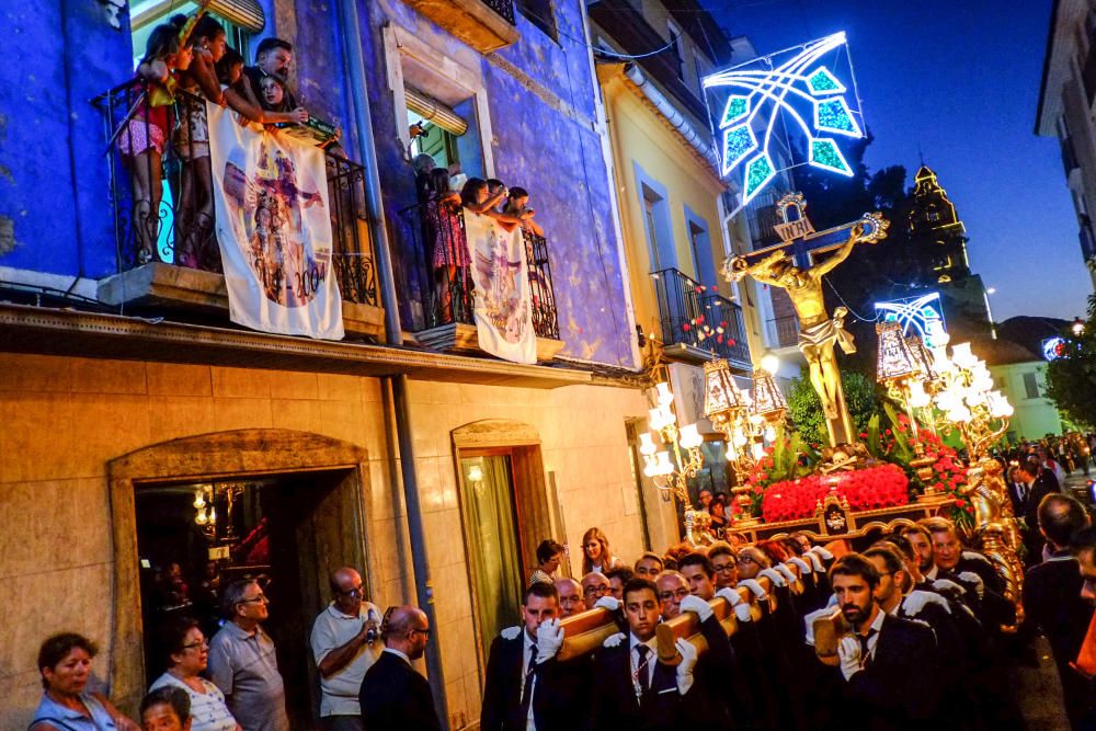 La procesión del Cristo del Buen Suceso en Elda