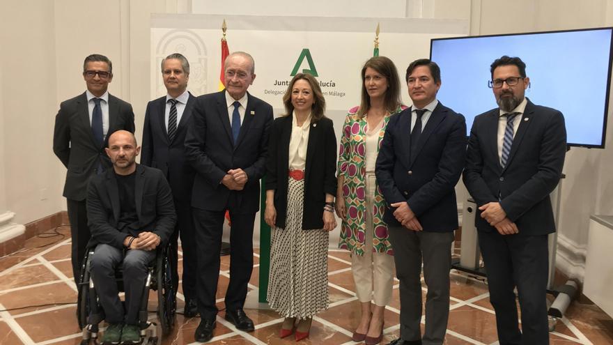 Patricia Navarro, junto al alcalde de Málaga, Francisco de la Torre, ha informado este lunes en rueda de prensa que este primer proyecto ha sido adjudicado a la empresa Lagoom Living.