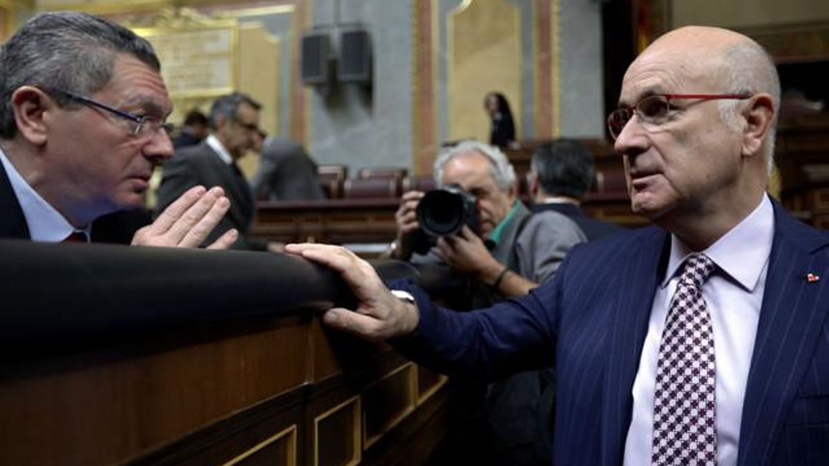Gallardón habla con Duran durante un pleno del Congreso.