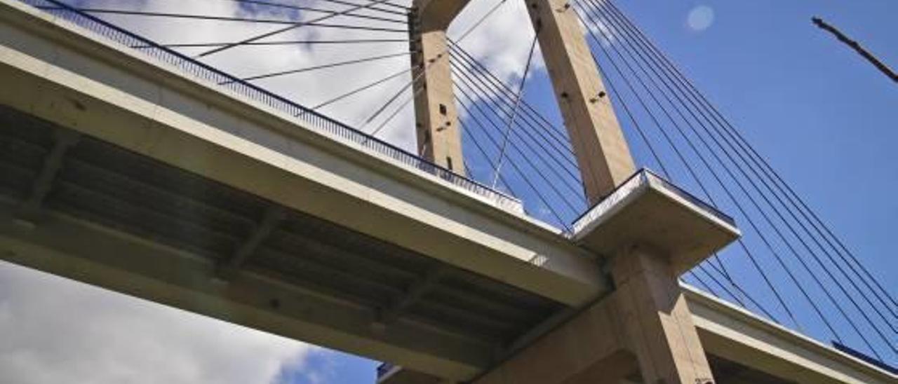 El puente permanece cortado al tráfico desde el pasado verano.