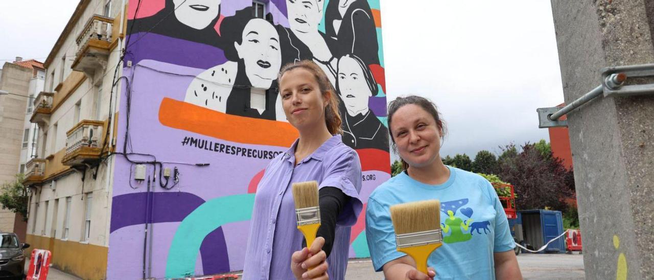Vanesa Álvarez, a la izquierda, y Lorena Arévalo tras finalizar el nuevo mural de Expostas.