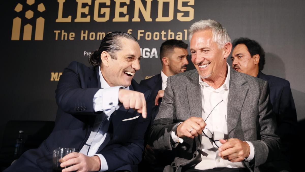 Los exfutbolistas Paulo Futre (i) y Gary Lineker asisten a la inauguración de &quot;Legends. The Home of Football&quot;.
