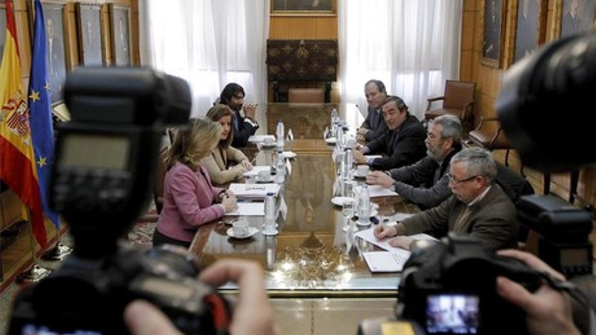 Reunión de la ministra de Trabajo, Fatima Báñez, con los agentes sociales el pasado mes de febrero.