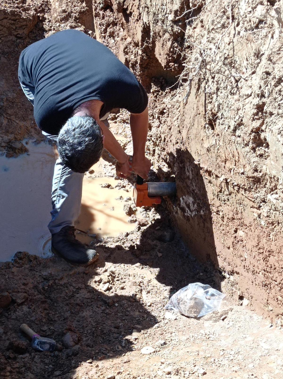 Un dels investigadors de l'equip de recerca durant el procés de presa de mostres per a la datació per OSL.