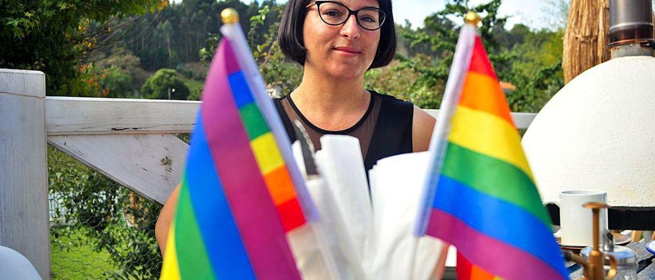 Mónica Novas, ayer en Fofán (Meis), junto a unos banderines LGTBI.