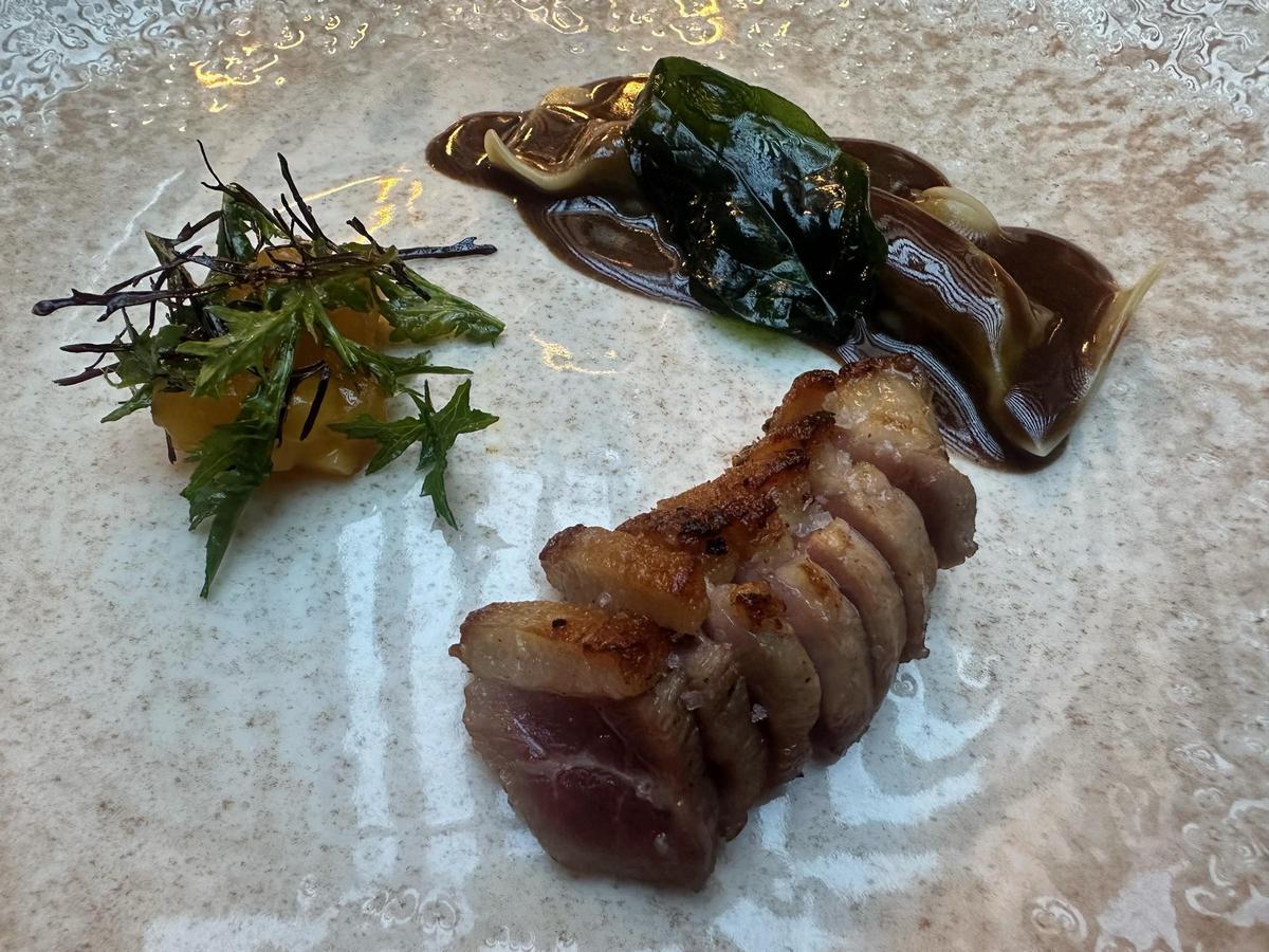 Magret de pato con canelón de sus interiores