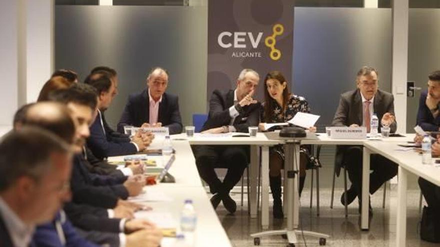 Un momento de la reunión entre la consellera y la comisión de I+D+i de la CEV.