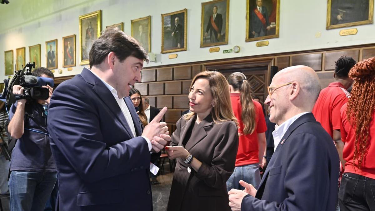 Reynaldo Benito conversa con Natalia Chueca y Félix Brocate, este martes en la recepción en el Ayuntamiento de Zaragoza.