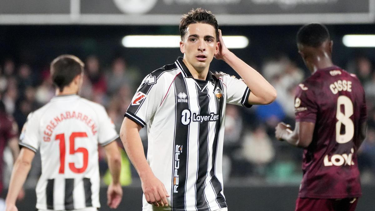 ÁLEX CALATRAVA CALA ENERO JUGADOR CD CASTELLÓN, ¿Cuál es la razón por la que el mundo del fútbol se rinde a Cala (Castellón)?