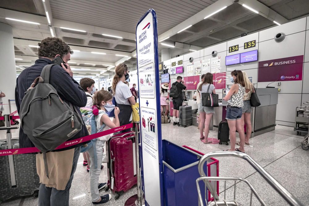 Incertidumbre entre los turistas británicos en Mallorca  tras la cuarentena en su país