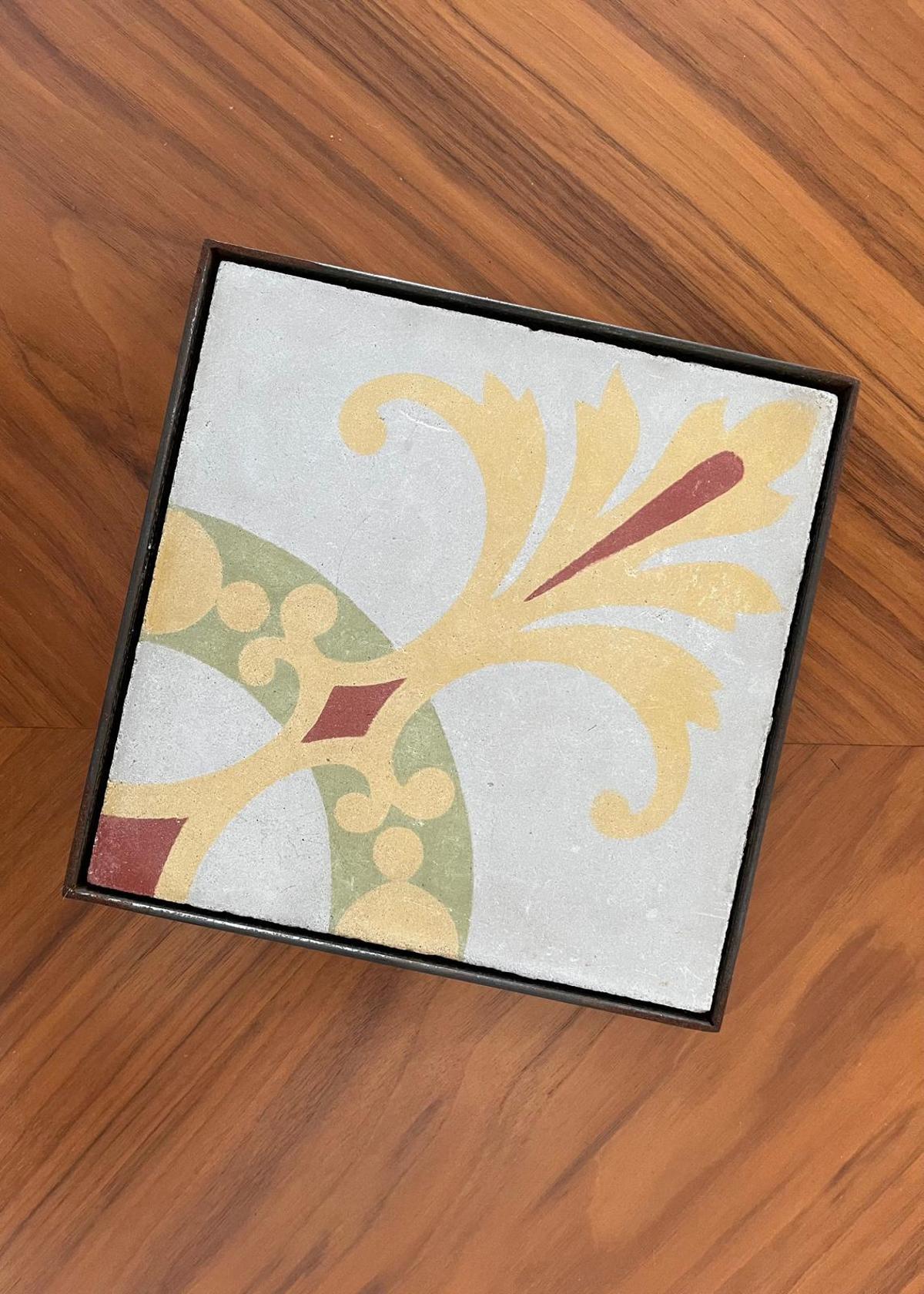 Martí regala algunas de estas baldosas una vez limpias y pulidas que son ideales para decorar.