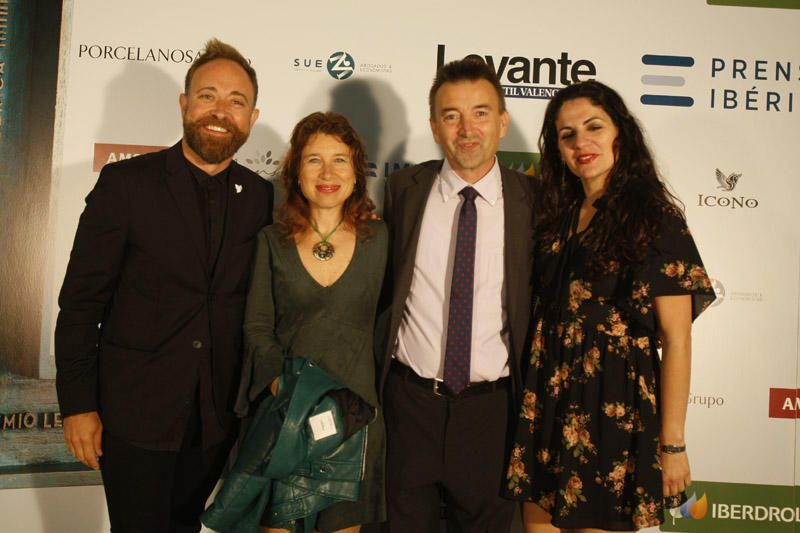 Paco Alós, de Caixa Popular (segundo por la izquierda) junto a Sara Mansanet y acompañantes.