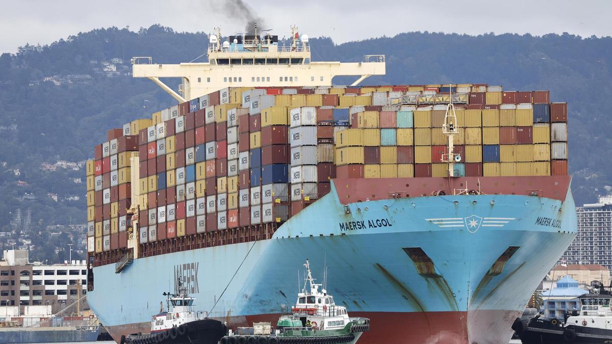 Un buque repleto de contenedores en el puerto estadounidense de Oakland, la semana pasada.