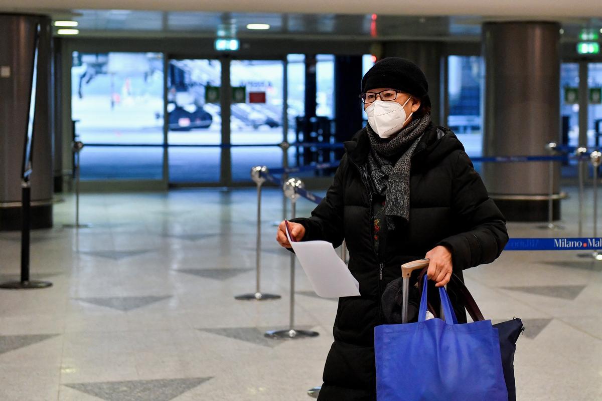 Controles para pasajeros procedentes de China en el aeropuerto de Malpensa, en Milán.