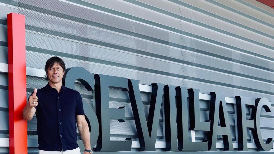 Matías Almeyda llega acompañado de su cuerpo técnico a la Ciudad Deportiva del Sevilla FC