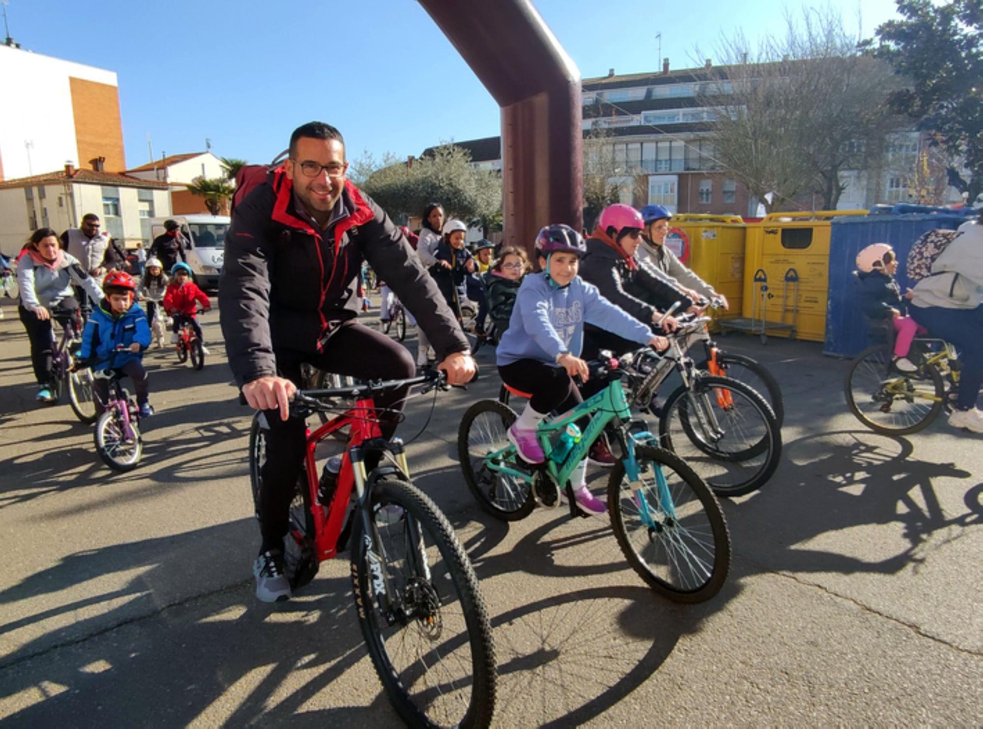 Así de bien lo pasan en la IV Marcha Cicloturista, del colegio San Vicente de Paúl de Benavente