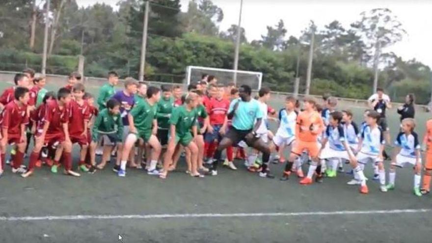 El árbitro que hace bailar a los niños en torneos de fútbol: &quot;Waka waka&quot;