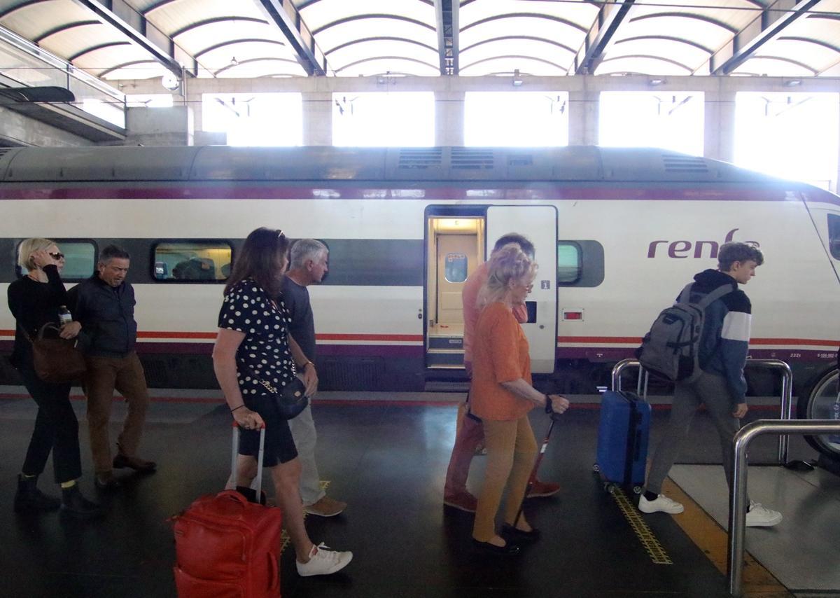 Los usuarios a su llegada a la estación de Renfe en Córdoba.