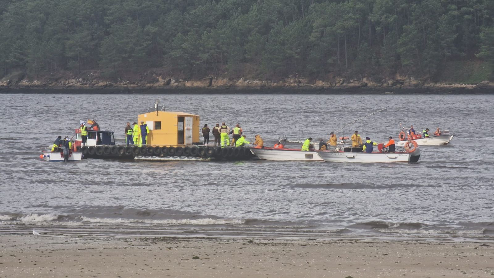 Así es el día a día en el puerto y la lonja de O Testal (Noia), donde cada vez se dan cita más mariscadores arousanos.